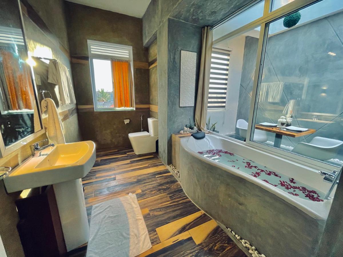 8 Plus Motels Negombo Ngoại thất bức ảnh