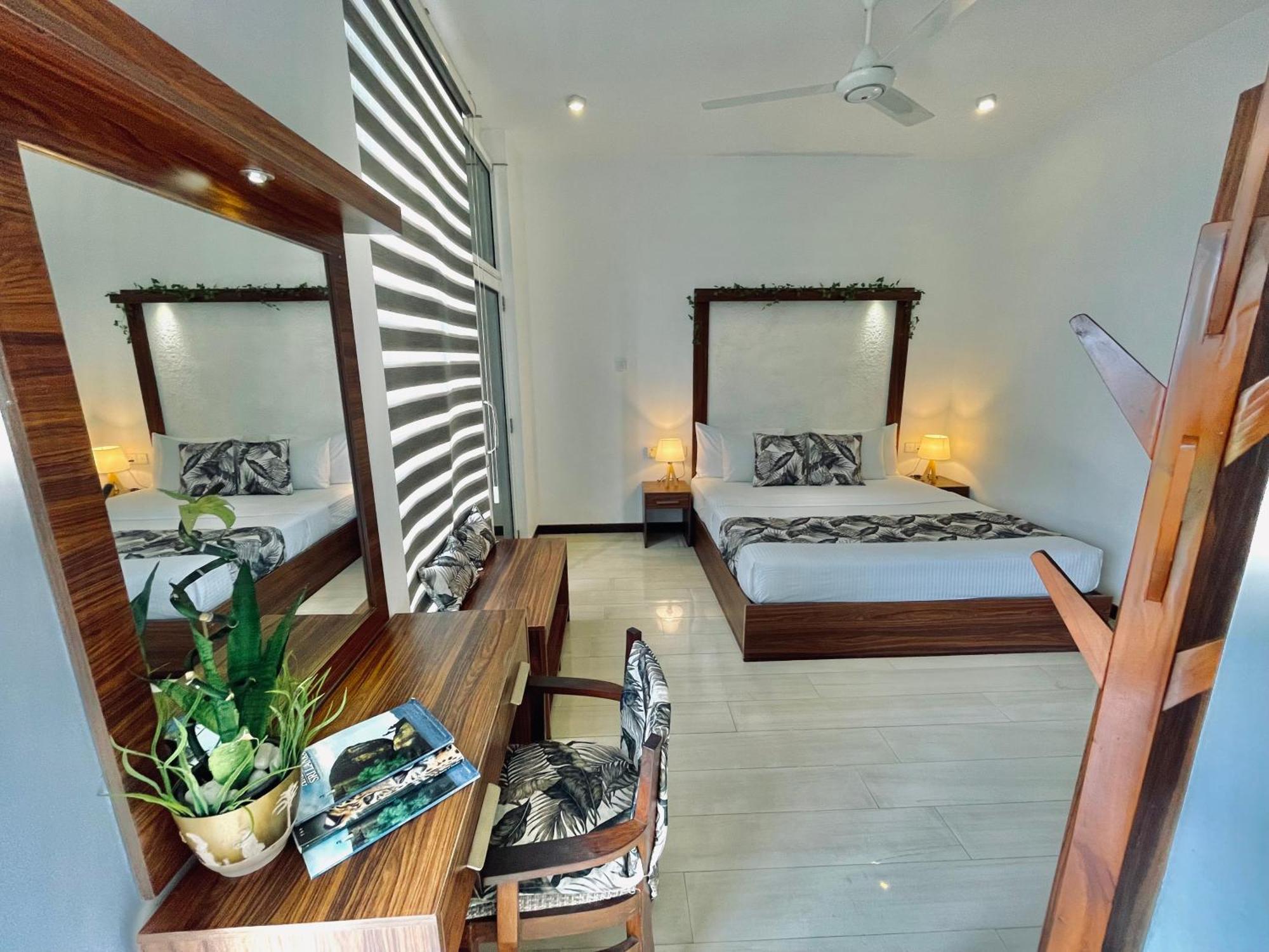 8 Plus Motels Negombo Ngoại thất bức ảnh