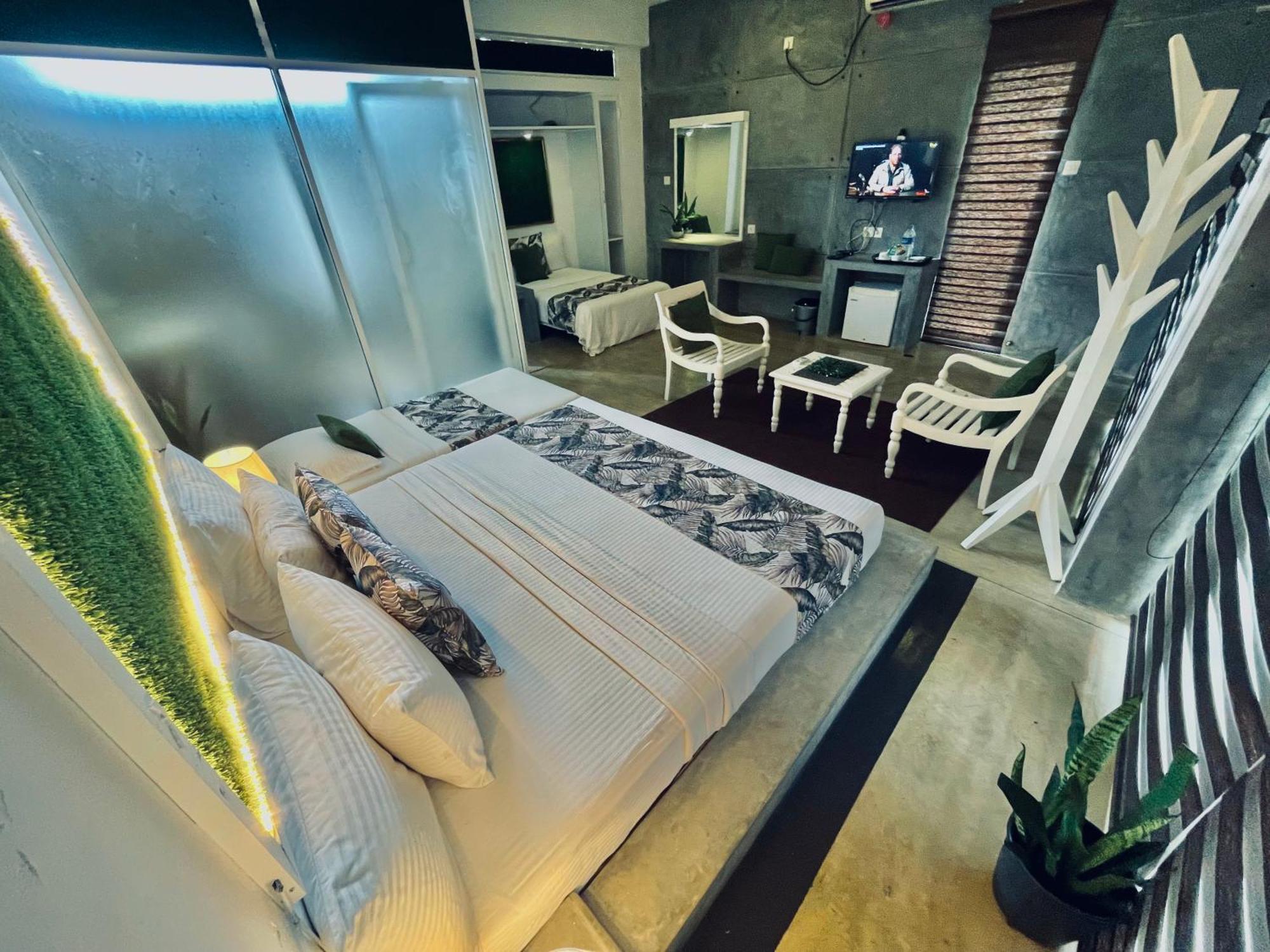 8 Plus Motels Negombo Ngoại thất bức ảnh